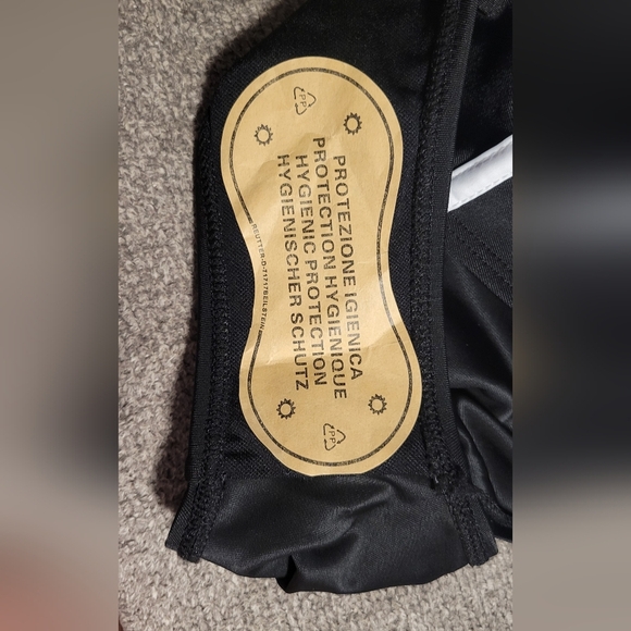 Elegant Black and White Women's Swimsuit - Picture 5 of 5